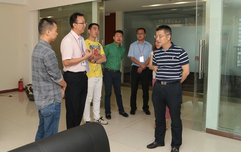 重慶市渝北區(qū)人民政府相關(guān)領(lǐng)導(dǎo)蒞臨云南天度集團(tuán)考察,雙方將于近日簽訂投資合同,天度集團(tuán)將在重慶投資設(shè)立控股子公司-重慶天度網(wǎng)絡(luò)信息技術(shù)有限公司,并建立200人規(guī)模的專業(yè)技術(shù)研發(fā)基地,此后將大大增強(qiáng)天度技術(shù)研發(fā)實(shí)力和公司綜合優(yōu)勢(shì)