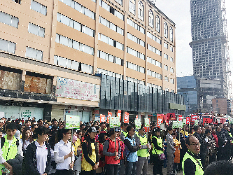 2017年3月5日,是我國第54個學雷鋒紀念日。3月份的春天萬物復蘇,百花齊放。陽光透過淡薄的云層照耀著大地,它的萬道金光愉快地普照著萬物。春風拂面,是那么清柔,那么親切,就像是雷鋒的精神一直溫暖著、鼓舞著我們!